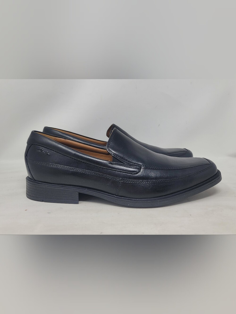 NIB Clarks Men's Tilden Free Black Leather Slip On Cushioned Loafers Shoes 11 M